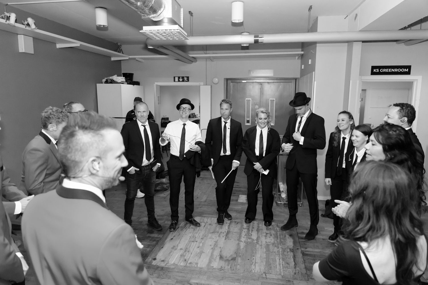 OH WHAT A NIGHT med Peter Johansson, Bruno Mitsogiannis, Robert Rydberg & David Lindgren. Bandet peppar backstage.