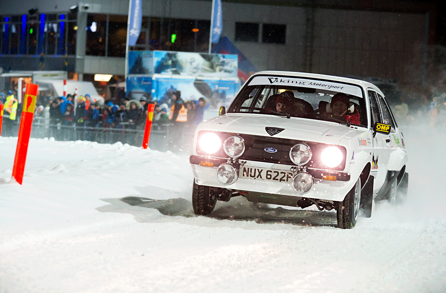Vit rallybil i snön på Färjestad Travbana.