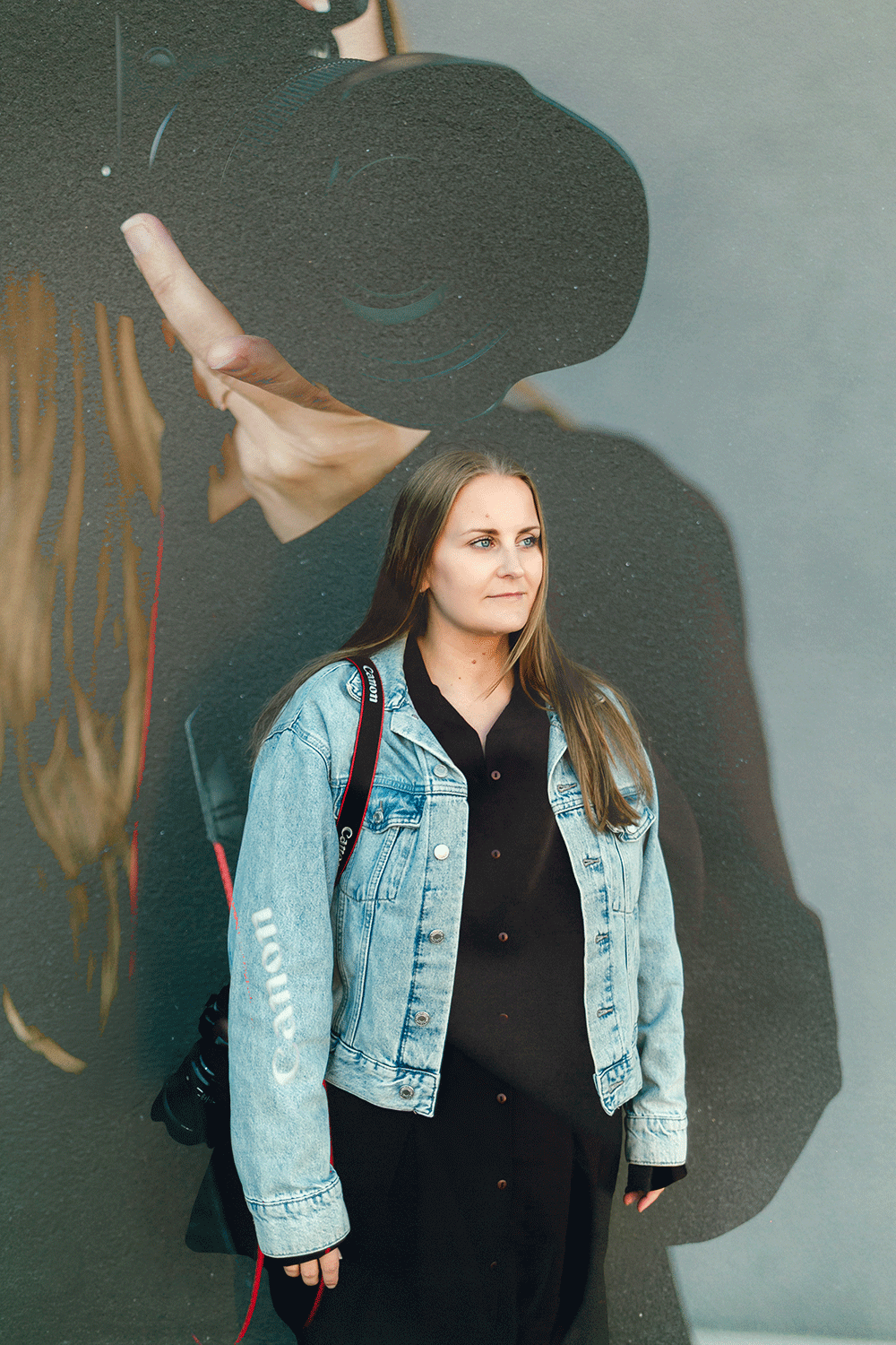 Porträtt på mig, fotograf Rebecca Nordin. Jeansjacka på mig och kameran på axeln.