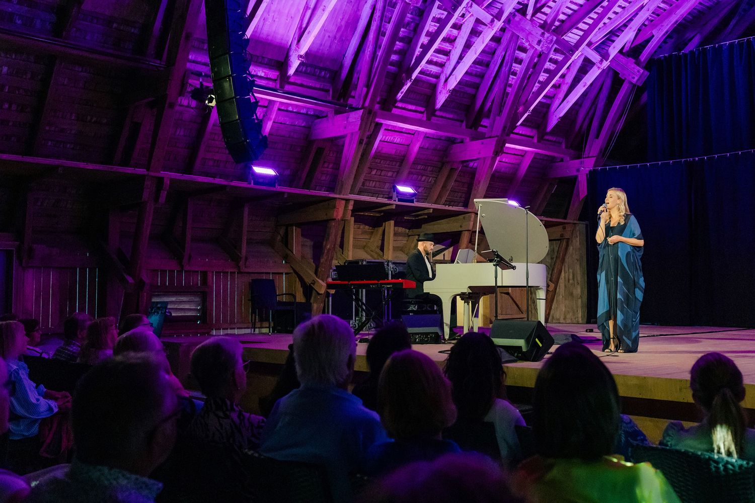 Emmi Christenssons konsert på Borgviks Gård tillsammans med  Jonatan Bengtsson. Fotograf Rebecca Nordin.