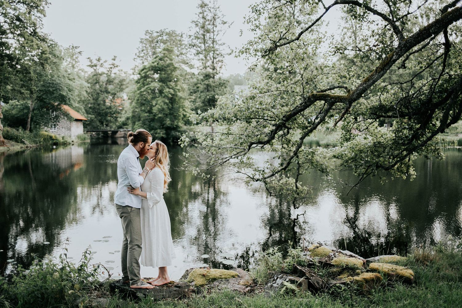 Kärleksfotografering i Borgvik med Julia och Martin. Borgvik utanför Karlstad. fotograf Rebecca Nordin. Spegelblankt vatten.