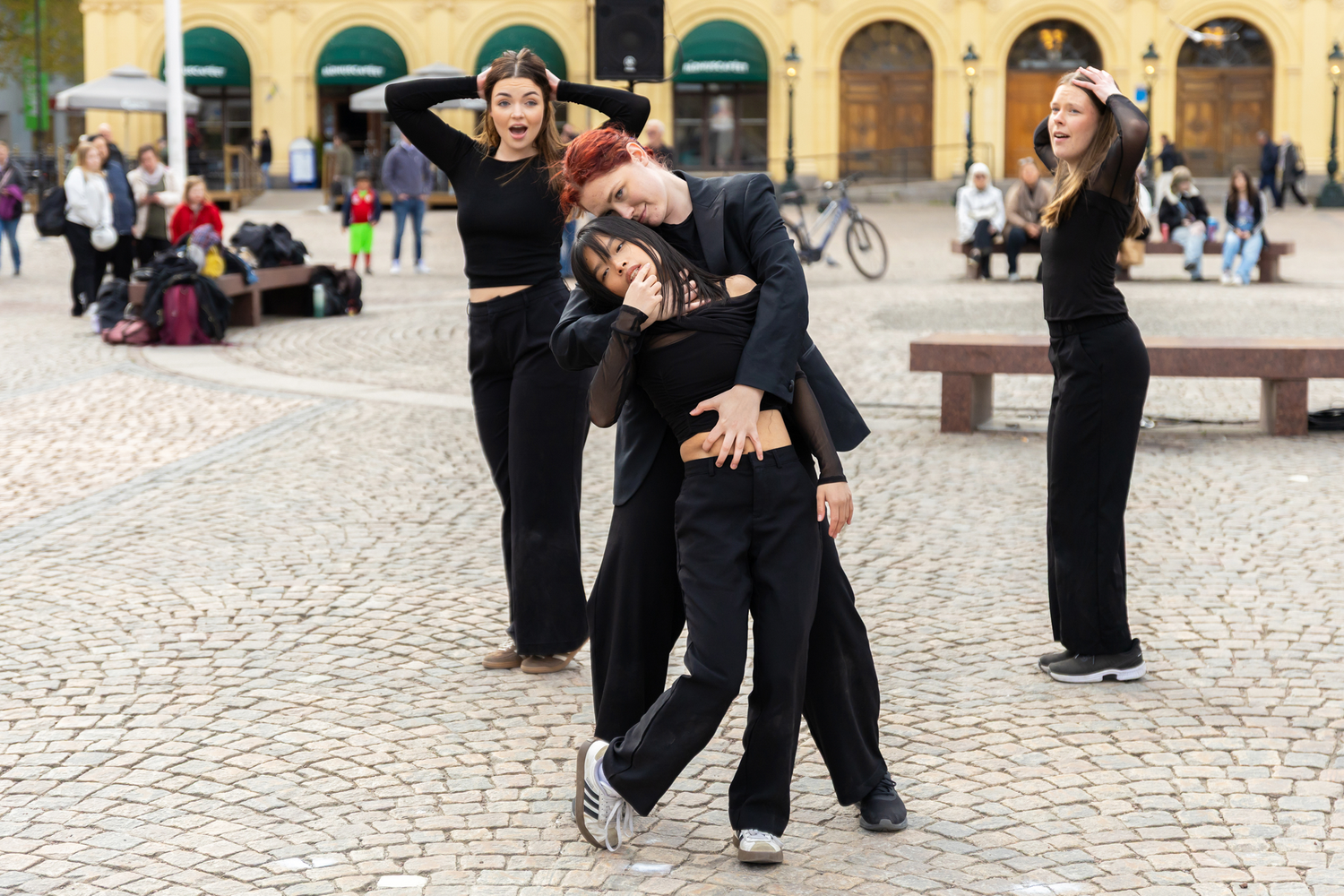 Dansens dag på stora torget i Karlstad. Dansare från Karlstads Universitet. Dansåret och Danspedagogiska. Kläddai helsvart.
