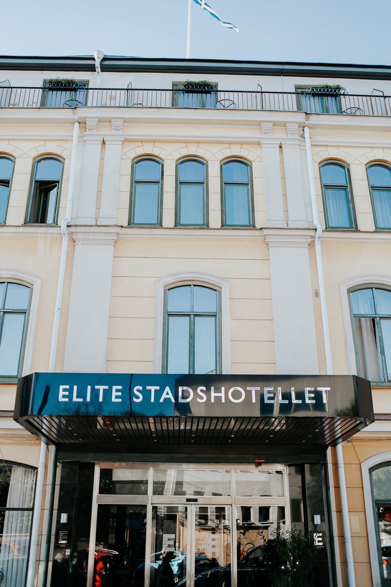 Bröllop Lydia och Foad på Elite Stadshotellet i Karlstad. Fotograf Rebecca Nordin. Bröllopsfotografering på Färjestad, Karlstad.