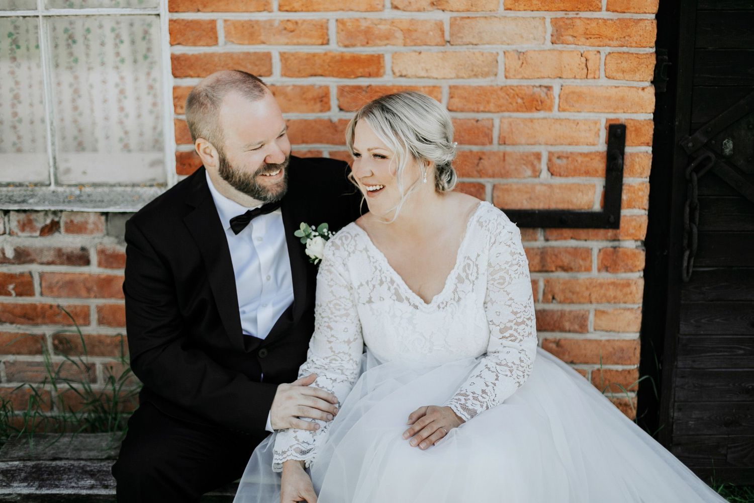 Malin och Kents bröllop i Grava kyrka i Karlstad. Bröllopsfotograf Rebecca Nordin.