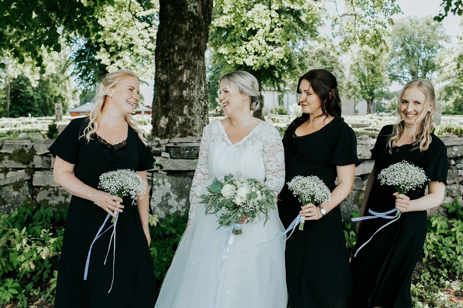 Malin och Kents bröllop i Grava kyrka i Karlstad. Bröllopsfotograf Rebecca Nordin.