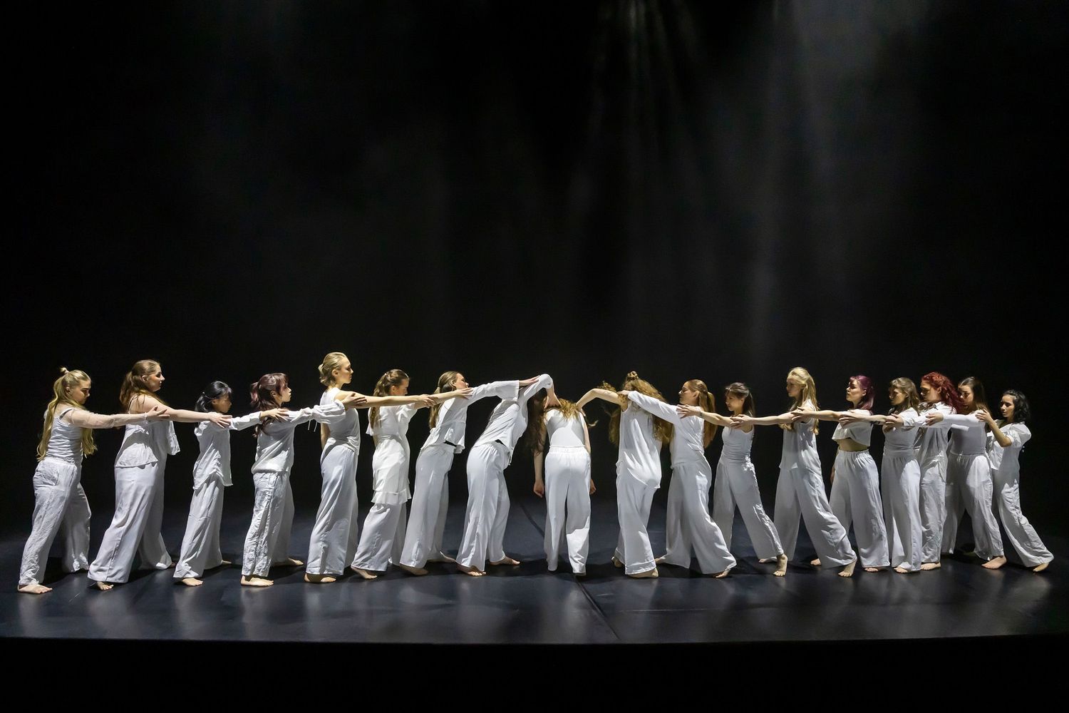 Dans vid KAU (Dansåret och danspedagogiska året på Karlstads universitet) Vårshow 2026 med Systerskap av Karin Lilja. Fotograf Rebecca Nordi