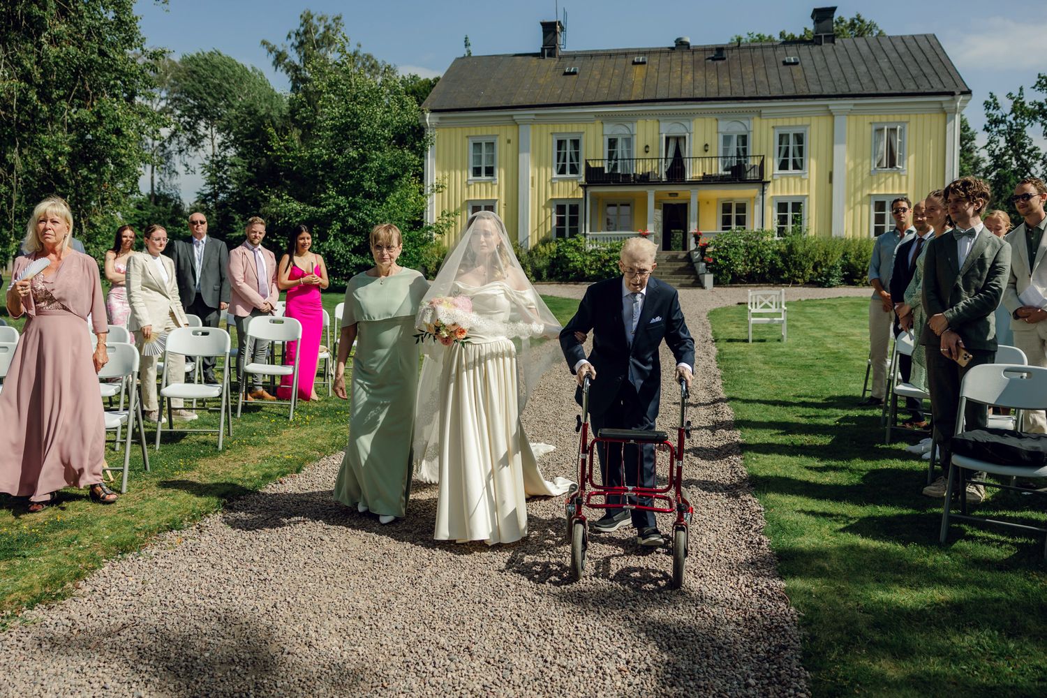 Bröllop på Presteruds herrgård i Kristinehamn. Bröllopsfotograf Rebecca Nordin i Karlstad. Vigsel framför Vänern.