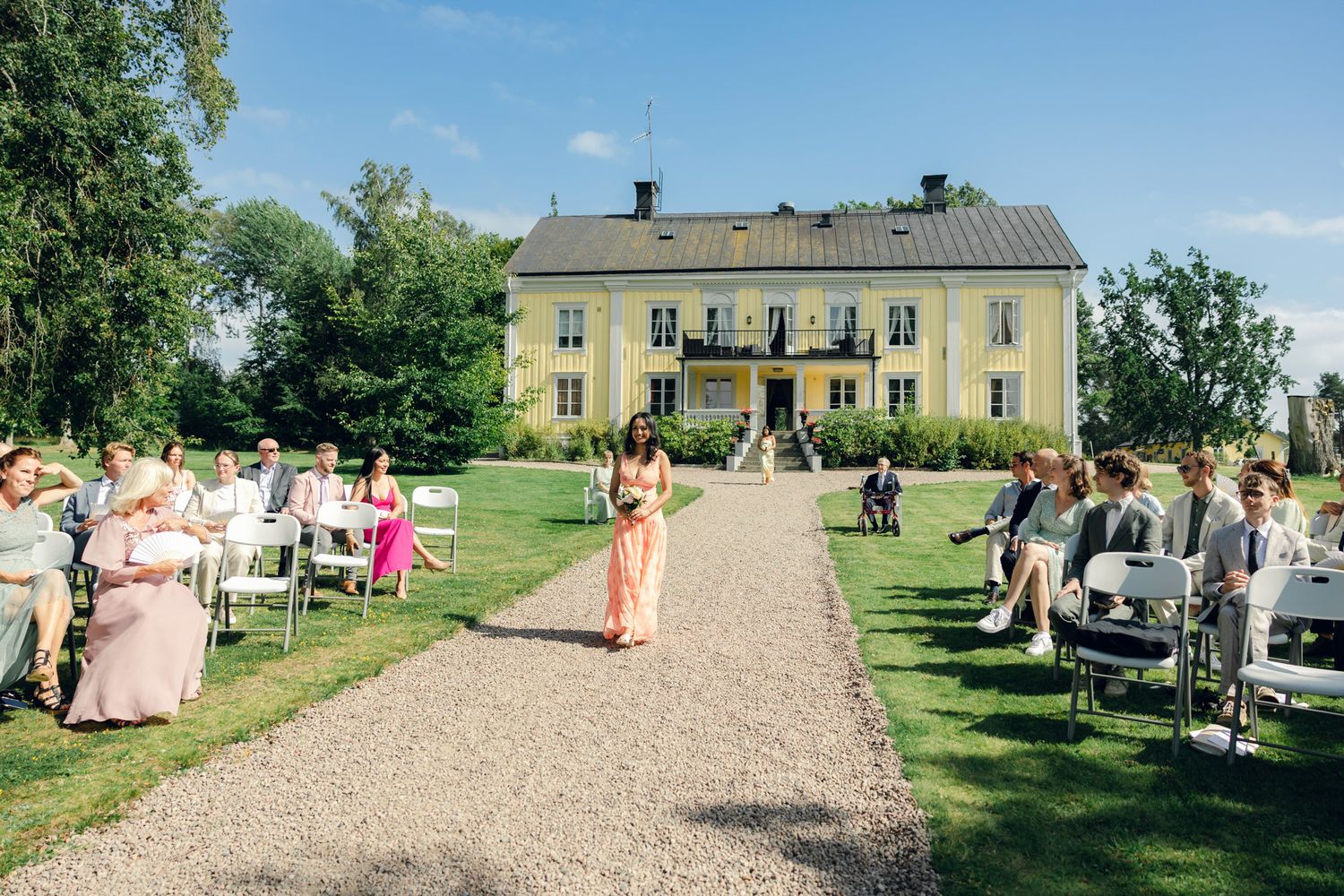 Bröllop på Presteruds herrgård i Kristinehamn. Bröllopsfotograf Rebecca Nordin i Karlstad. Vigsel framför Vänern.