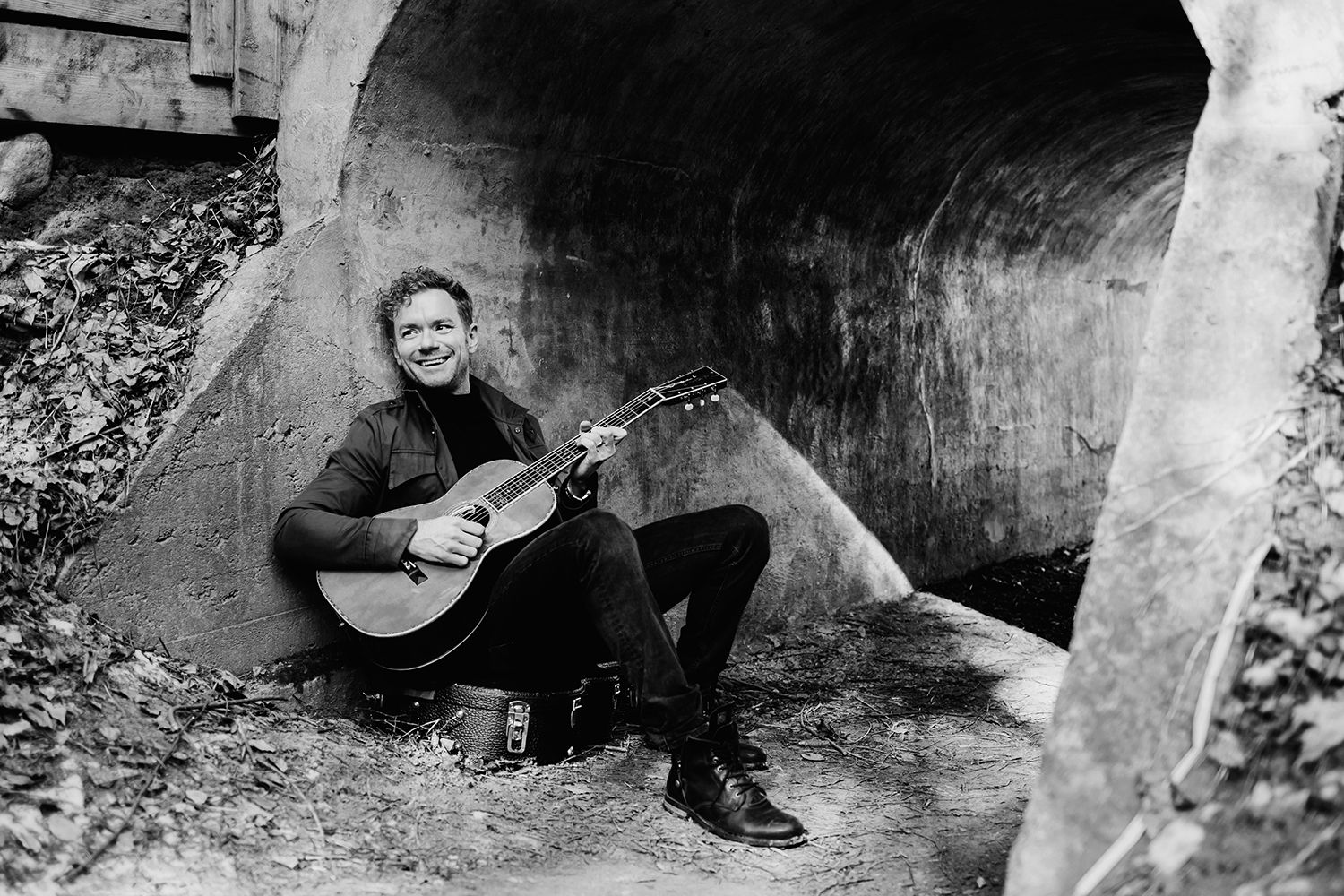 Pressbilder på Peter Johansson med gitarr. Vinterviken i Stockholm. Fotograf Rebecca Nordin.
