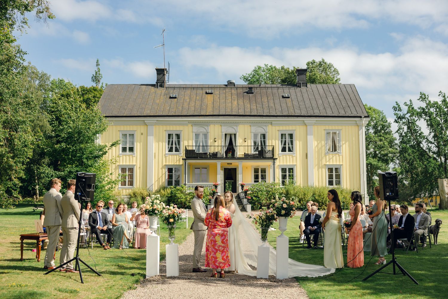 Bröllop på Presteruds herrgård i Kristinehamn. Bröllopsfotograf Rebecca Nordin i Karlstad. Vigsel framför Vänern.