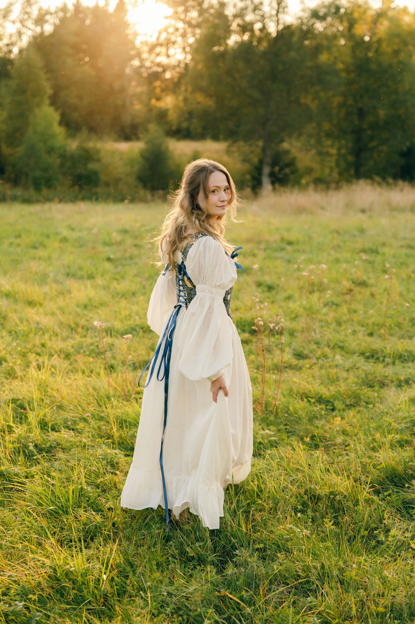 Porträtt på Julia Johansson i Karlstad. Julia går bortåt men vänder sitt ansikte mot kameran.