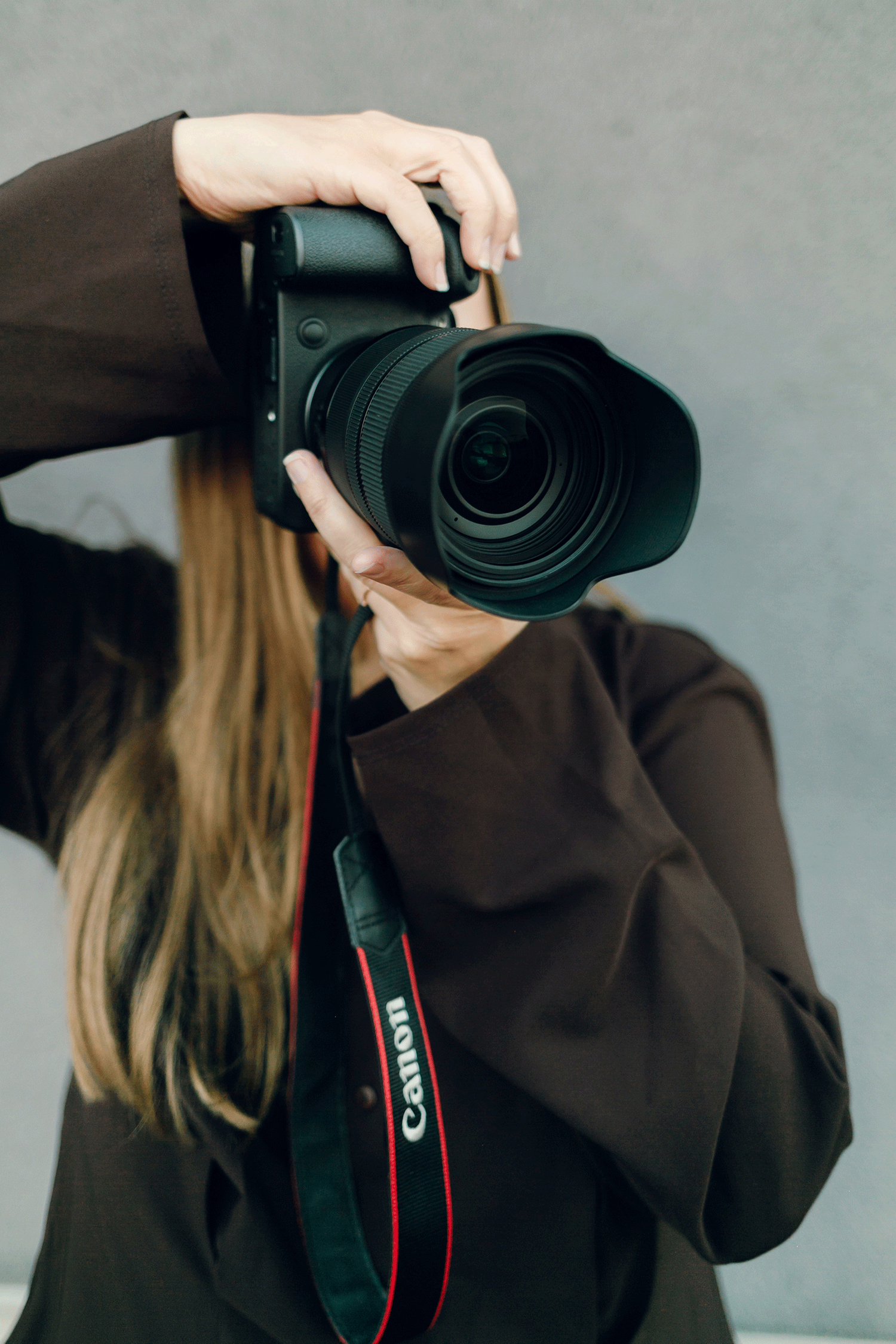 Kamera som är hållen av fotograf Rebecca Nordin.