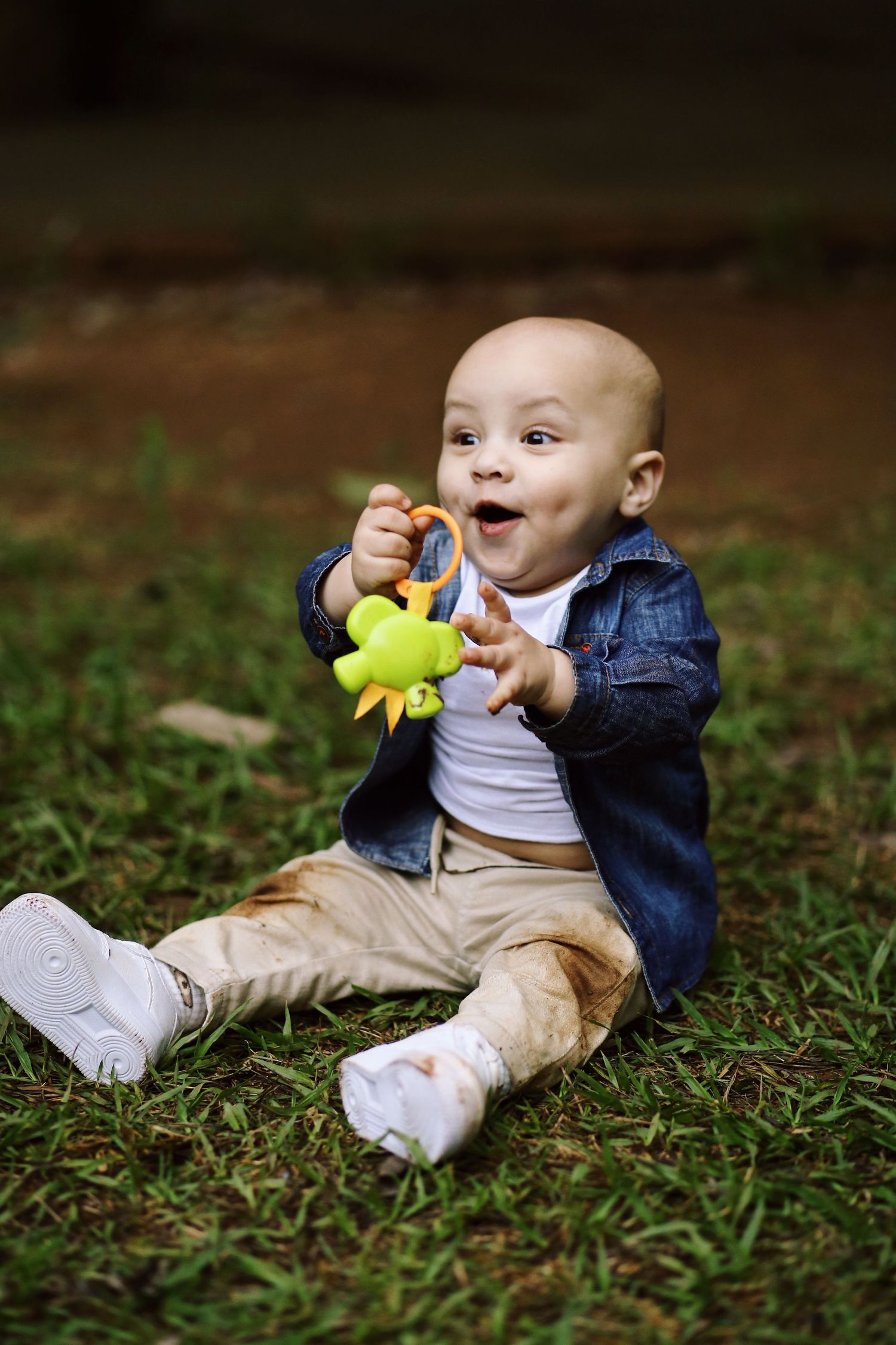 Criança sorrindo e brincando ao ar livre.