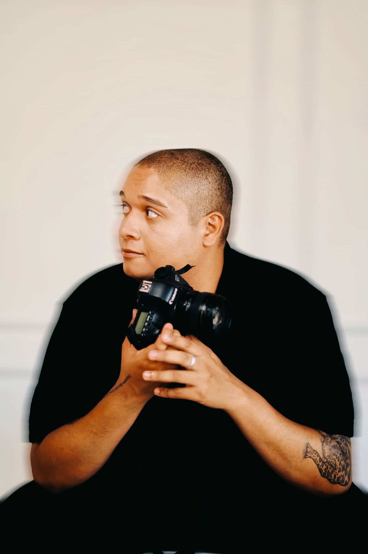 Retrato do fotógrafo Luiz Moraes em luz natural.