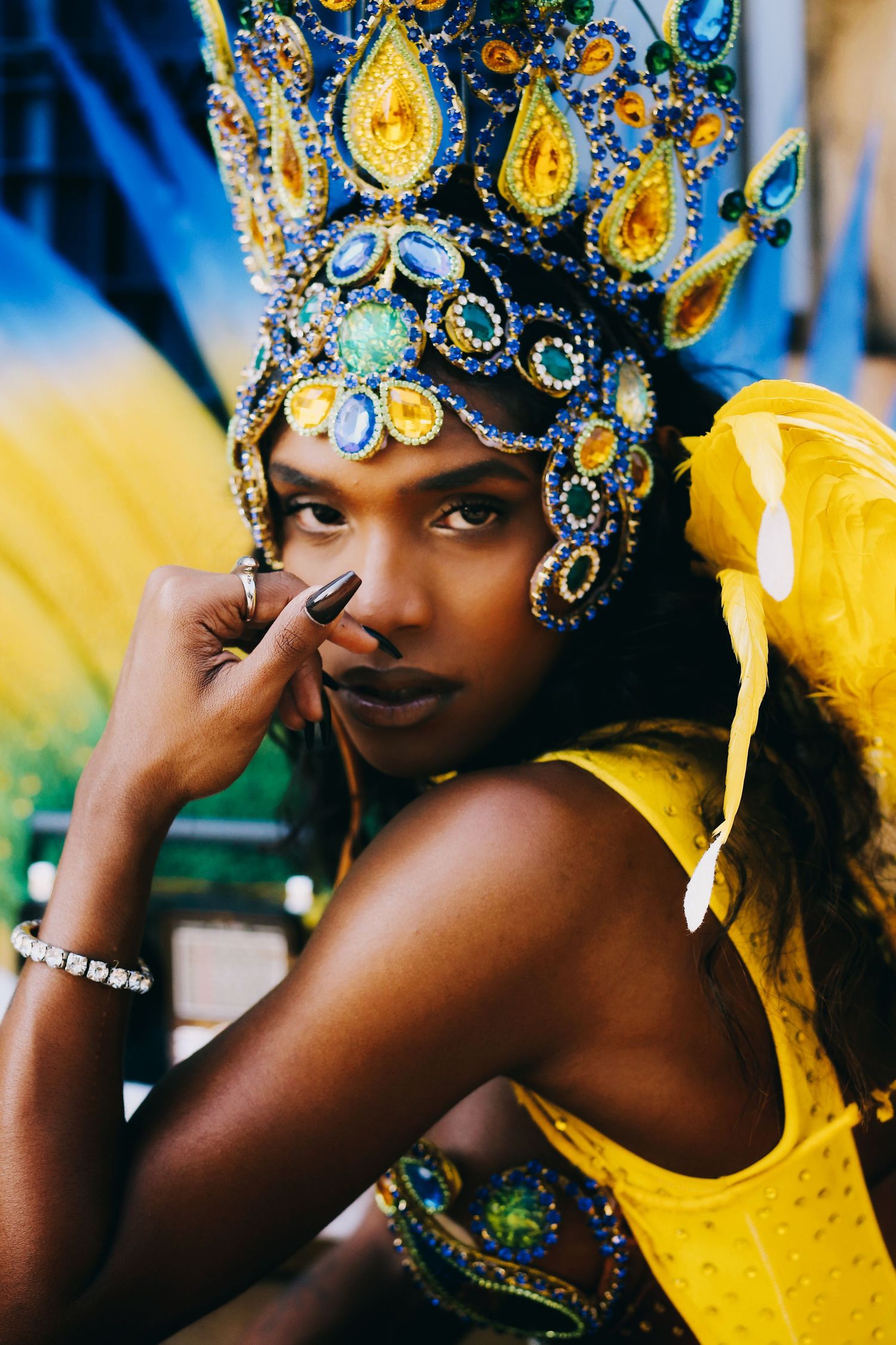 Retrato artístico de uma mulher trans com estética inspirada no carnaval.