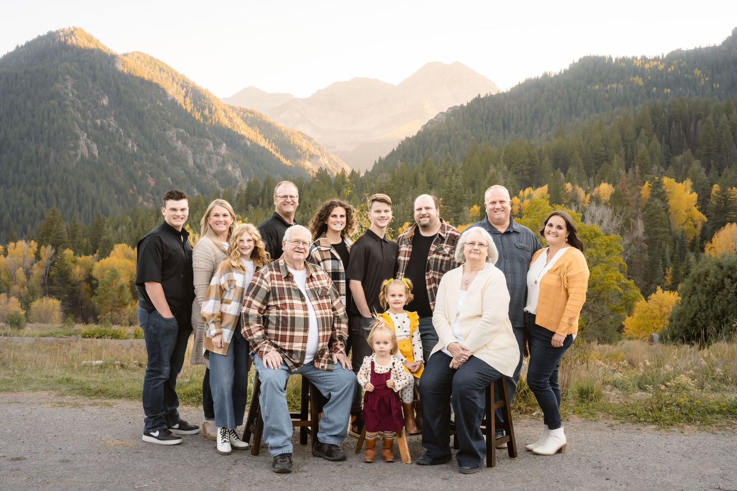 Large family portrait surrounded by breathtaking mountain scenery during an outdoor family session.