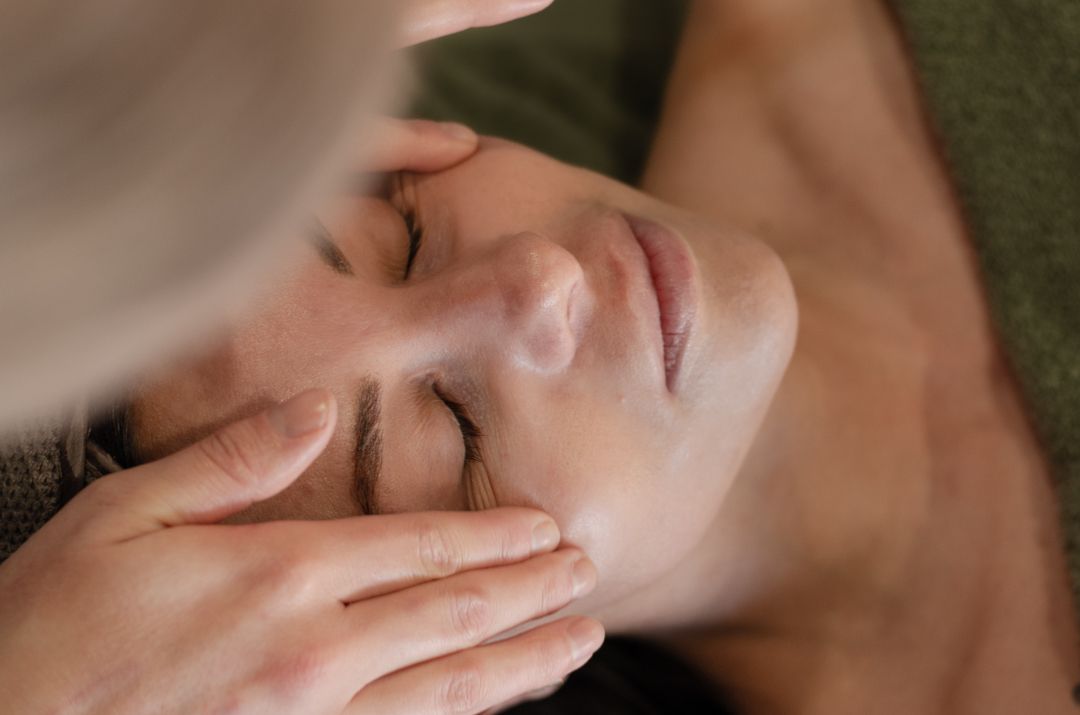 Foto på kvinna som får ansiktsmassage på en salong i Nyköping, Sörmland