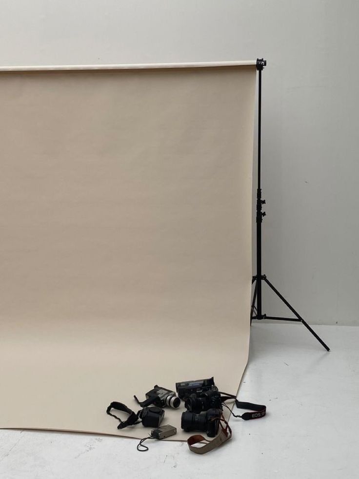 A photography light stand being assembled in sequence showing setup steps on white background.