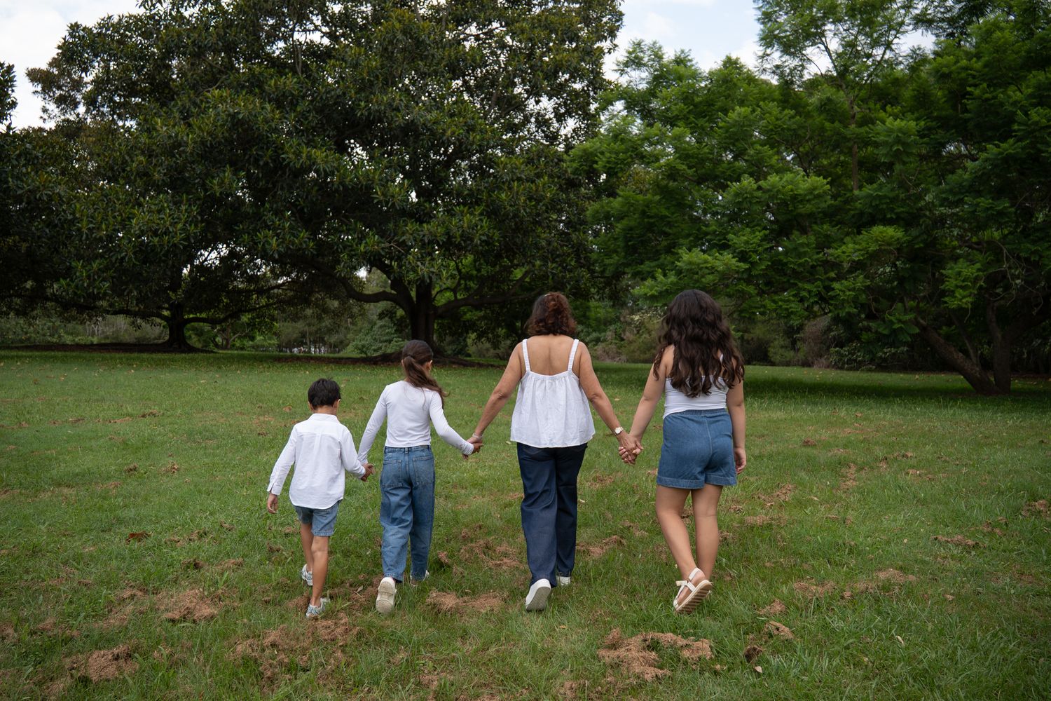 Natural family session outdoors in green parkland — Photos by Bailey Rose Brisbane