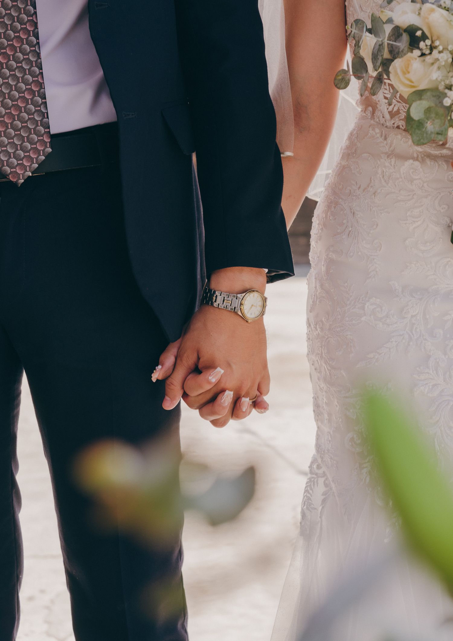 Novios agarrados de la mano durante ceremonia civil en Tijuana
