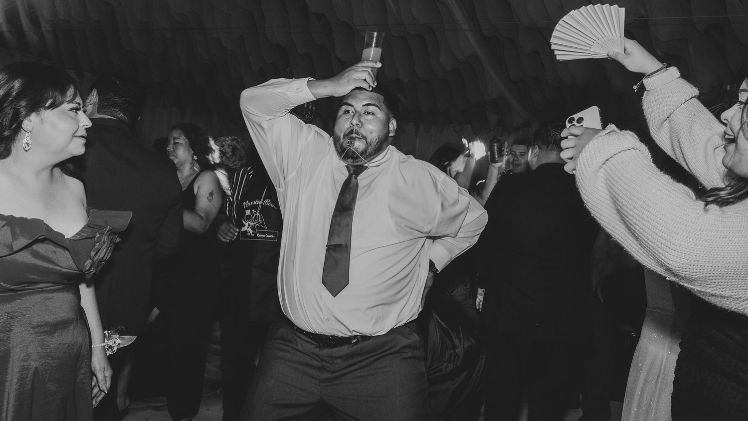 Invitado divirtiéndose en una boda en Tijuana