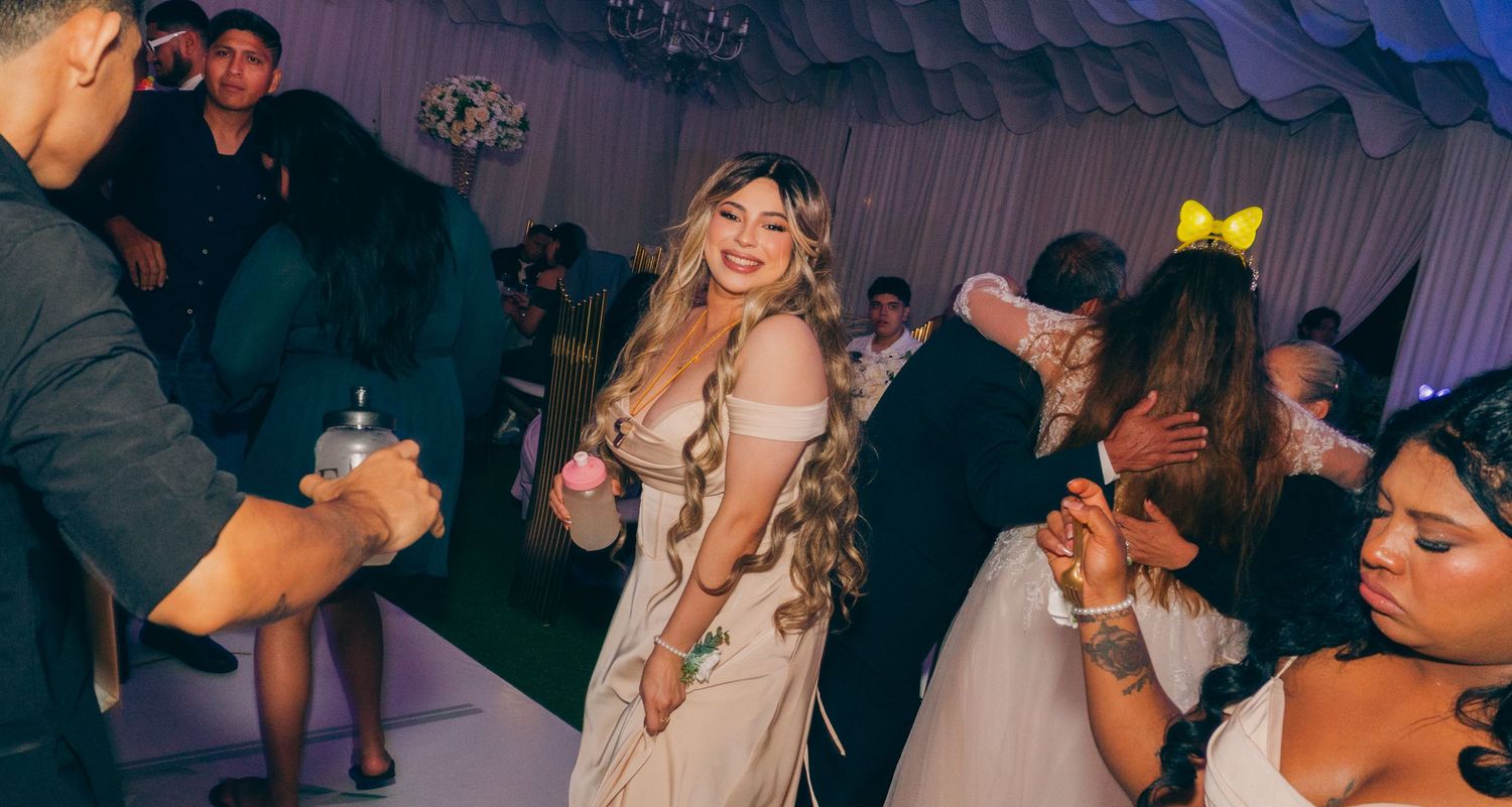 Invitada festejando en una boda en Tijuana