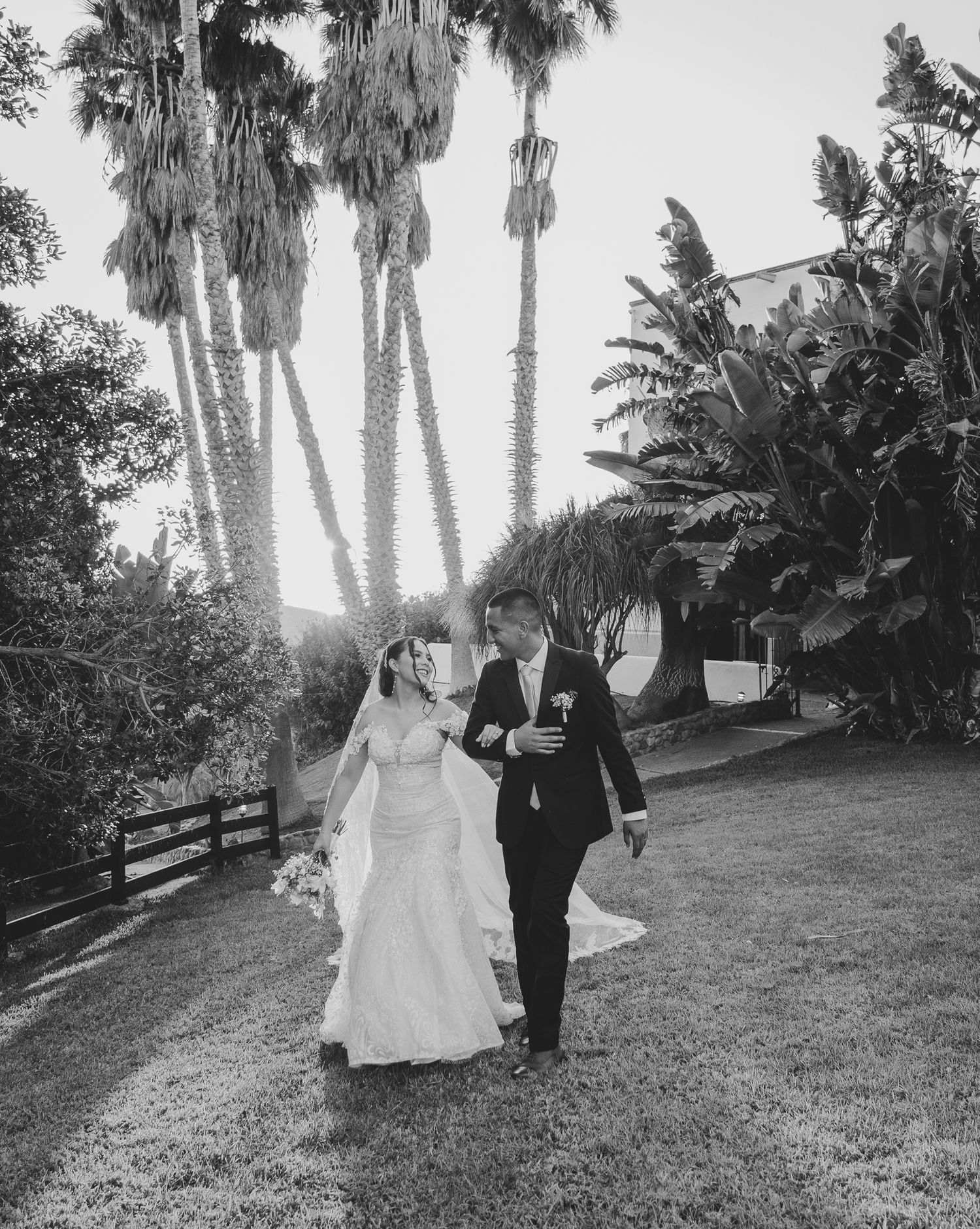 Retrato en blanco y negro de pareja caminando natural el día de su boda por Finite Estudio