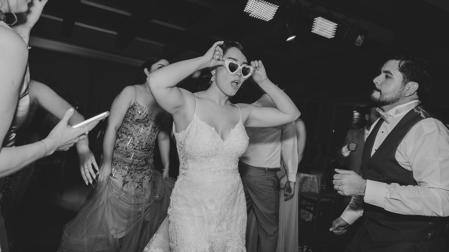Novia celebrando el día de su boda por Finite Estudio