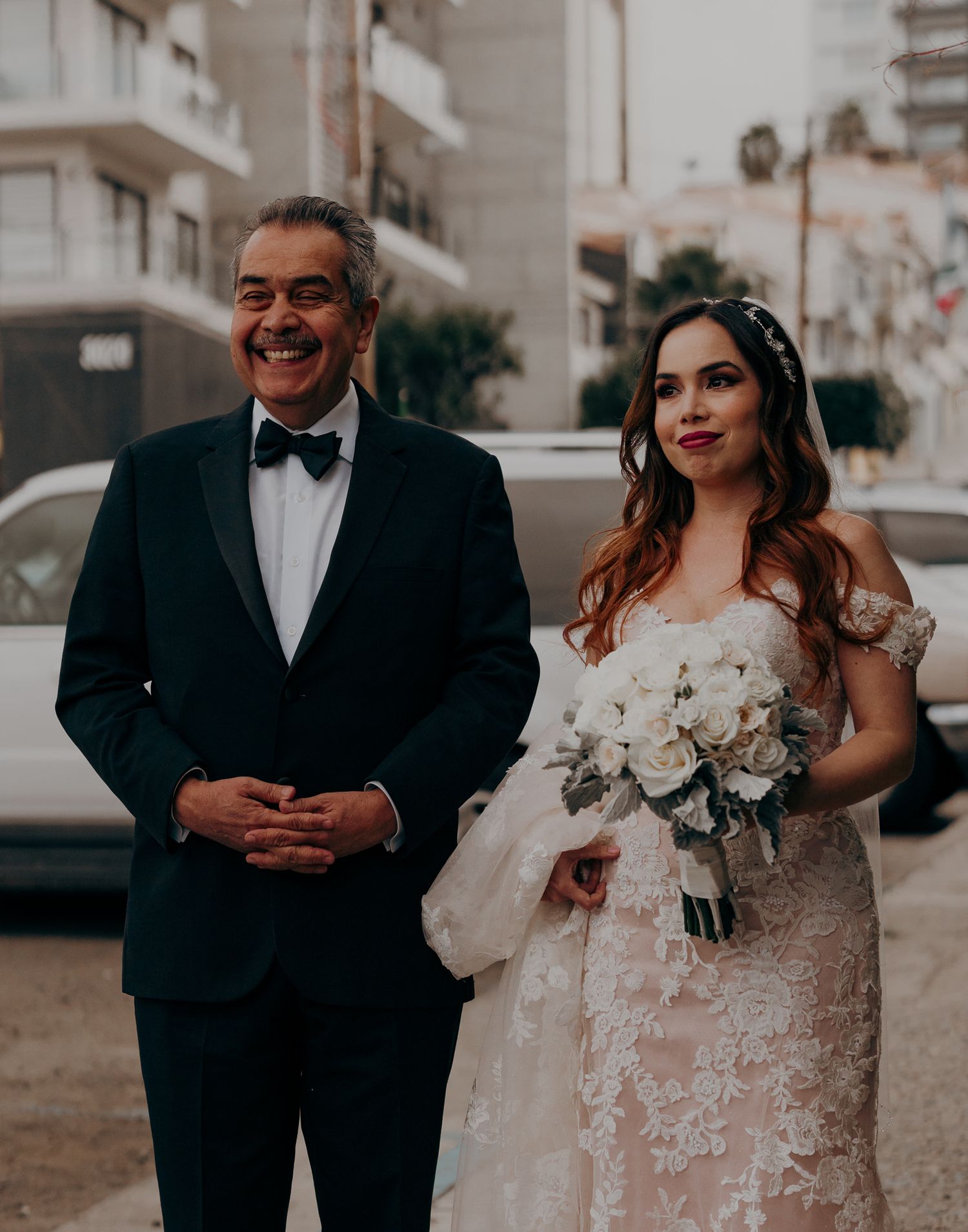 Padre e hija durante ceremonia religiosa en Tijuana