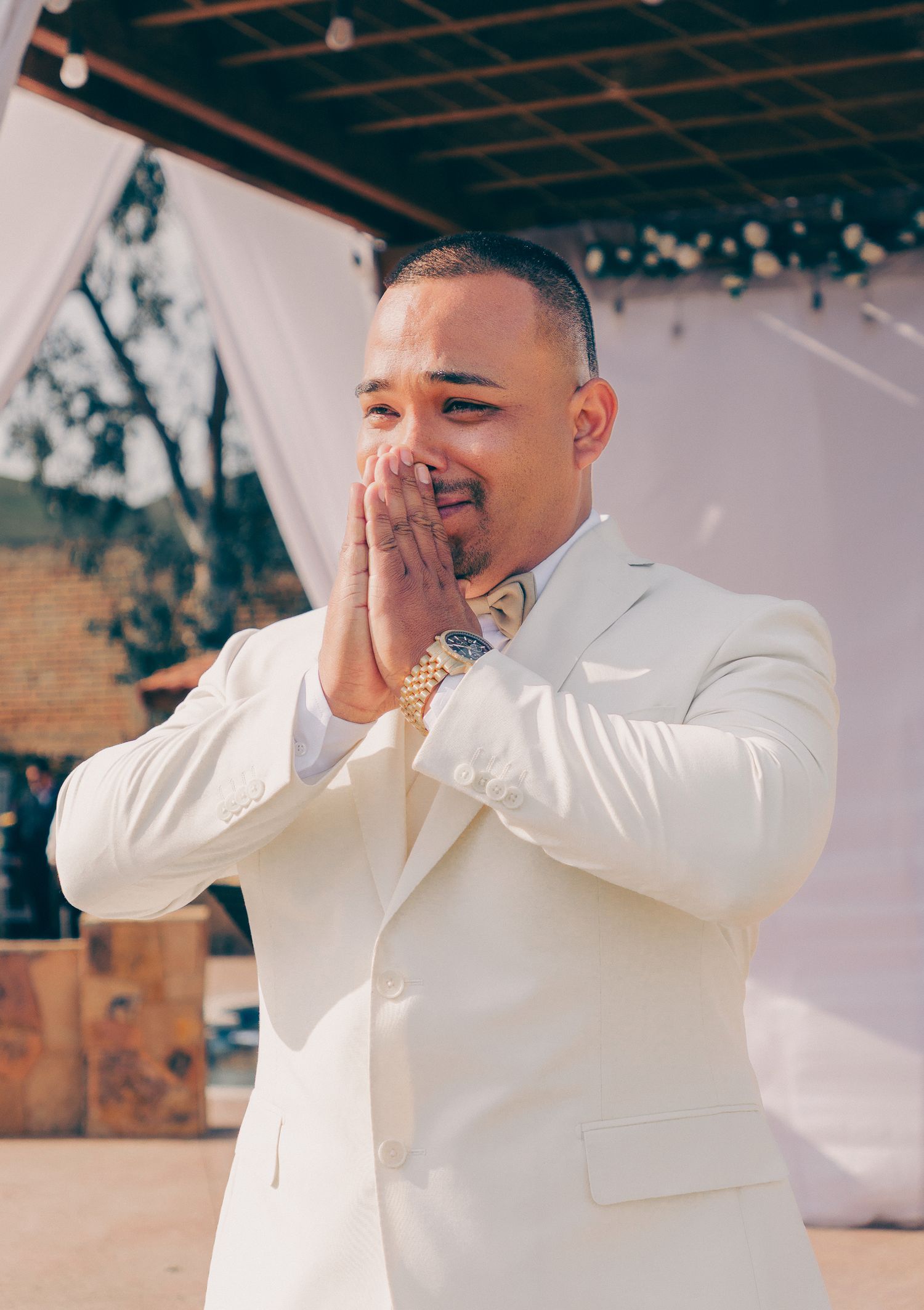 Novio emocionado viendo a la novia en el altar - Finite Estudio.