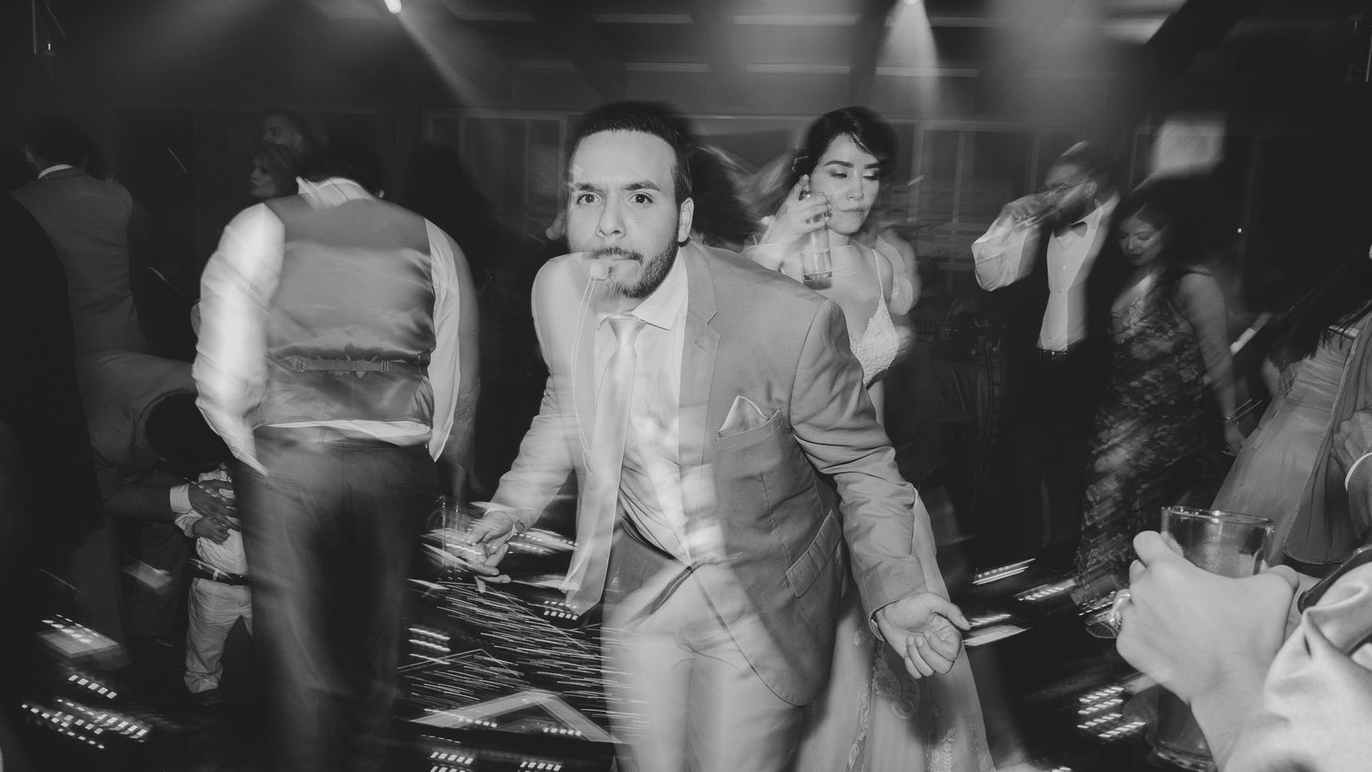 Invitados bailando en una boda por Finite Estudio