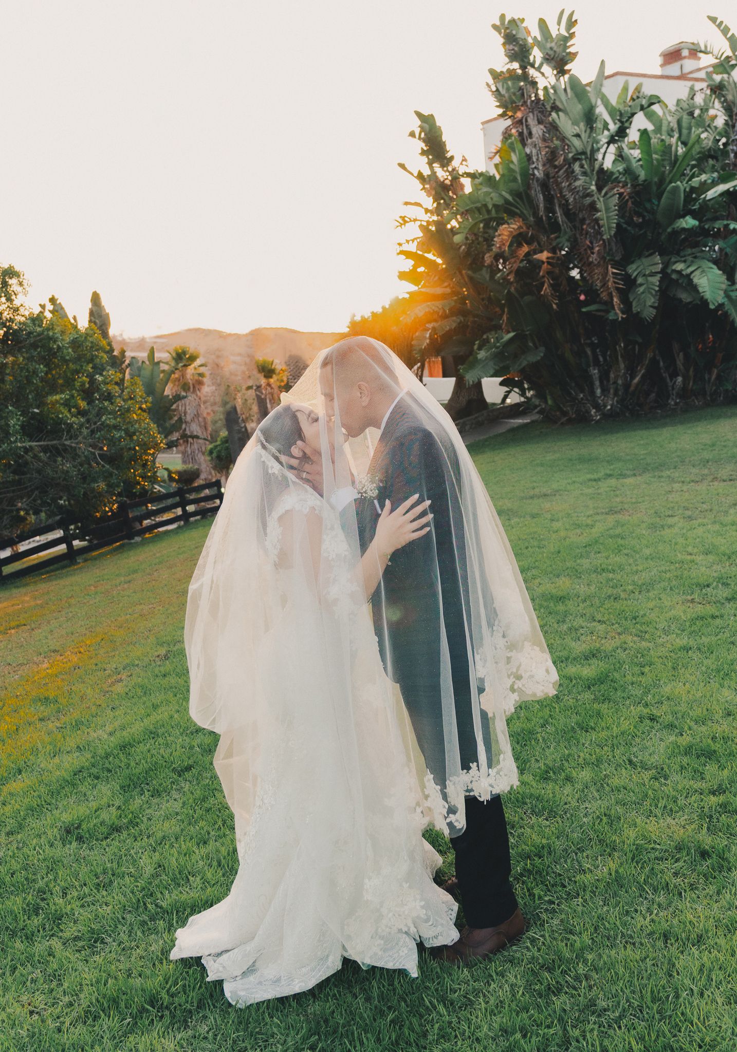Foto de novios en el día de su boda por Finite Estudio