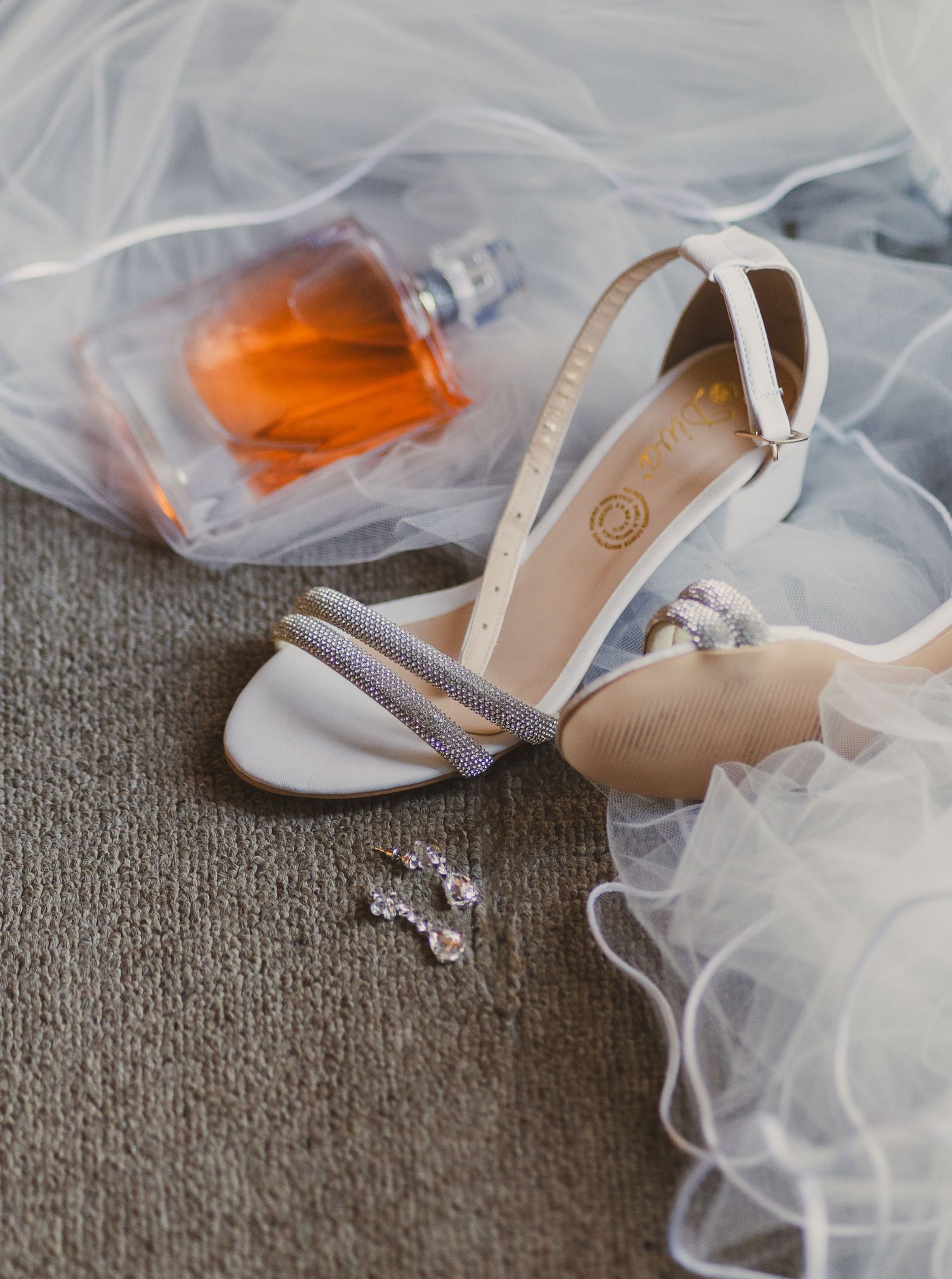 Zapatos de novia elegantes para boda en jardín.