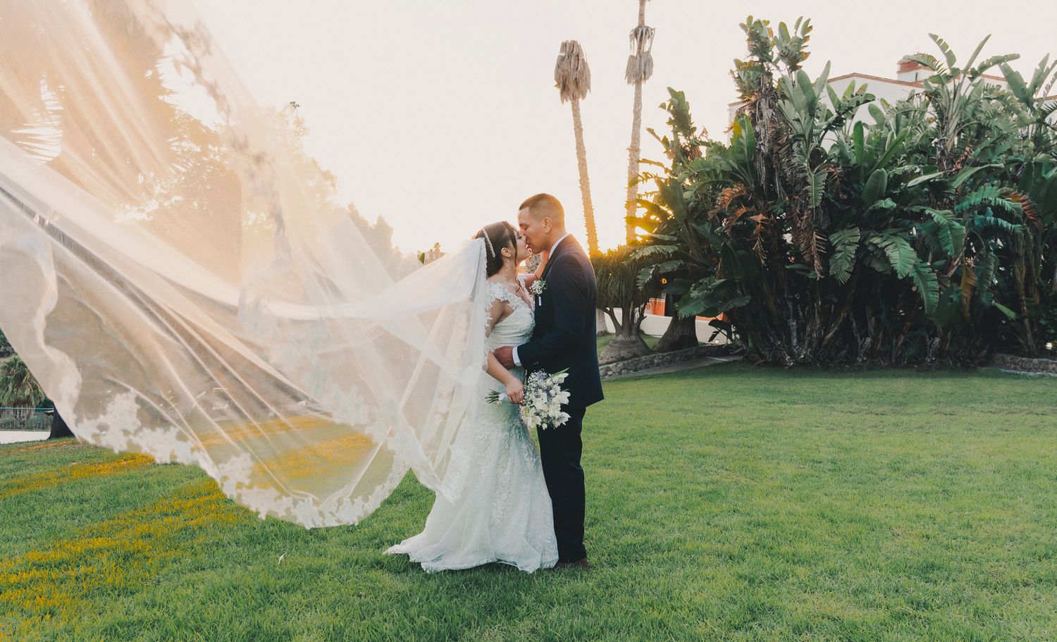 Novios al atardecer durante la fotografía de su boda por Finite Estudio