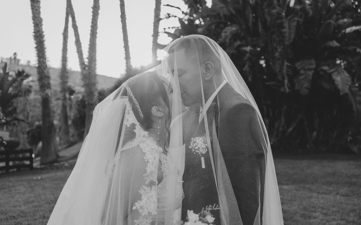 Novios besandose el día de su boda en Tijuana