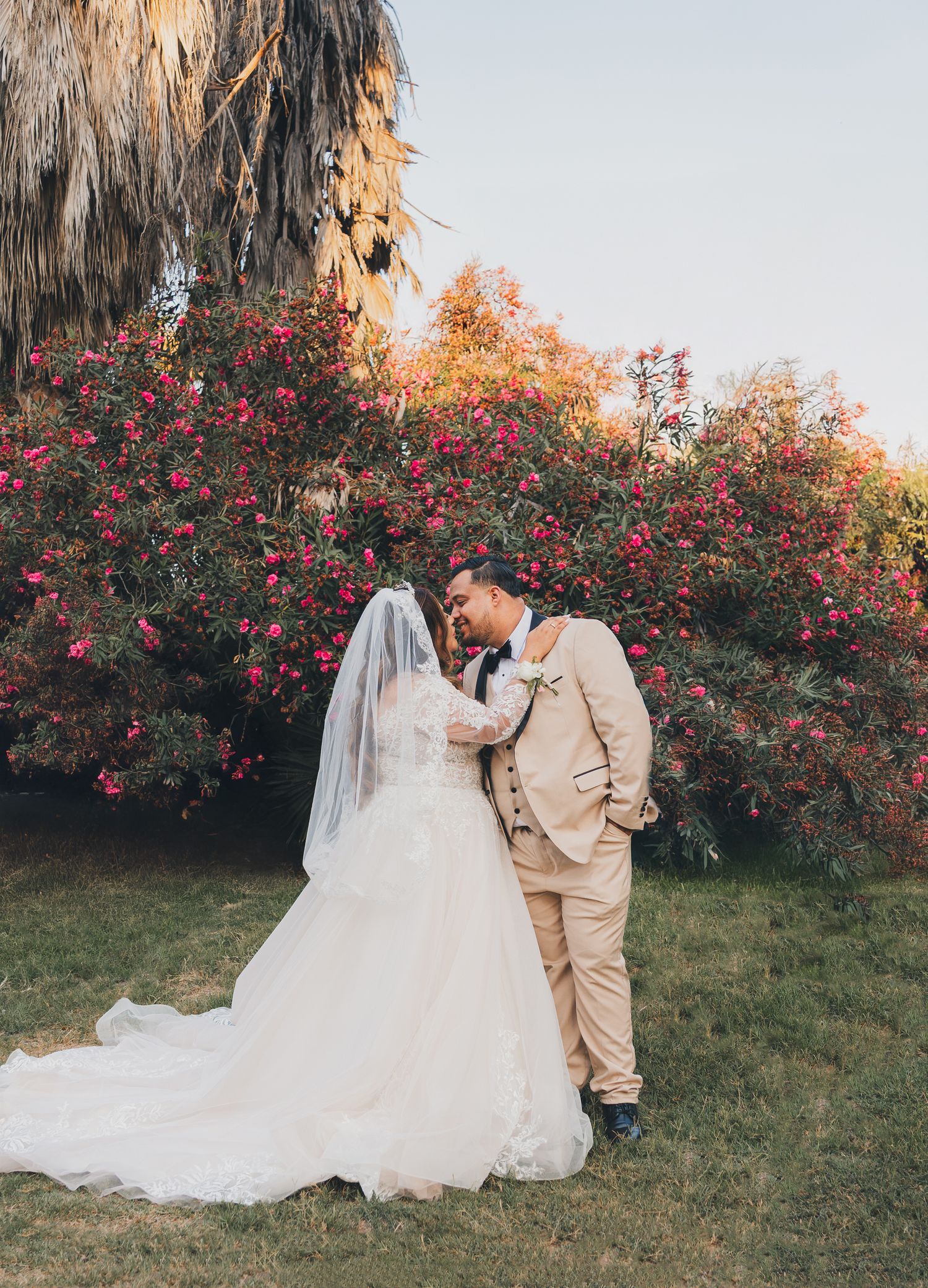 Pareja de novios sonriendo de forma natural sin posar rígido.