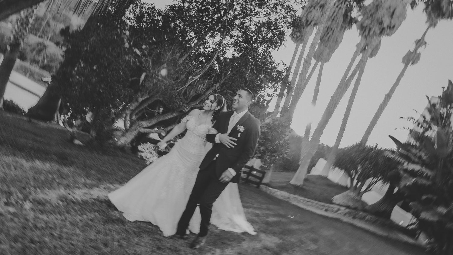 Novios caminando durante su sesión de fotos con estilo documental