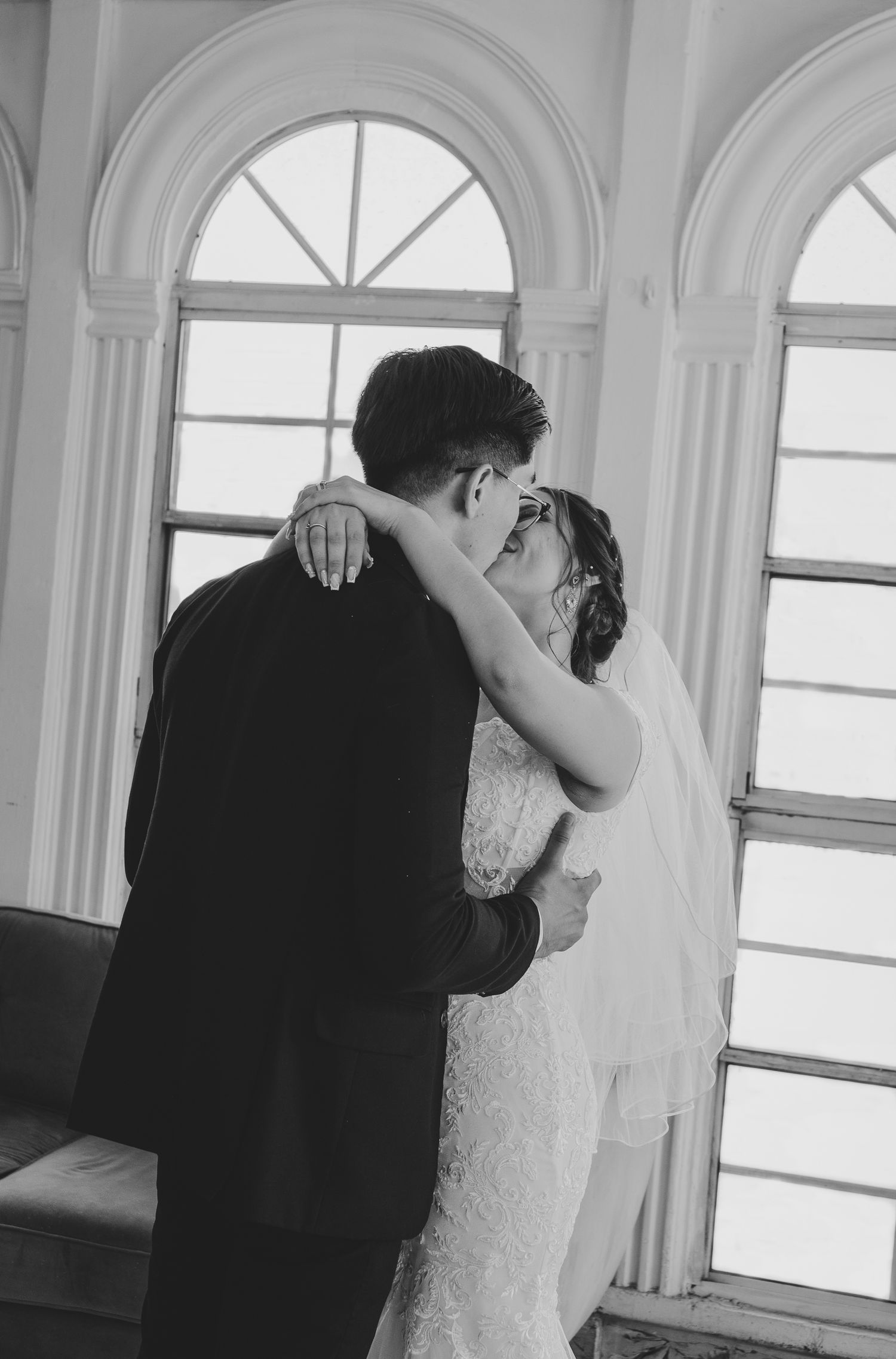 Retrato de pareja en estudio el día de su boda en Tijuana