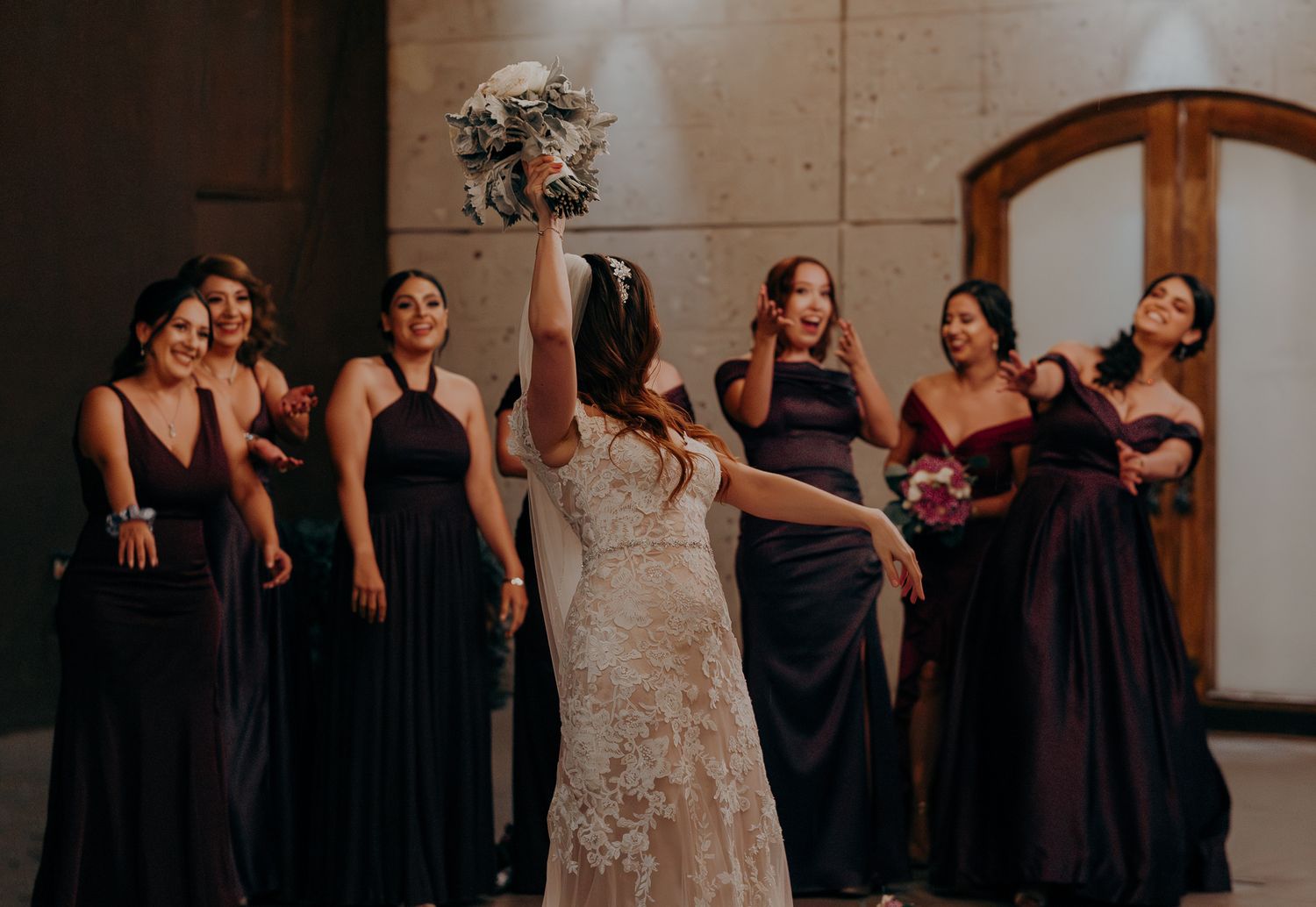 Momento divertido del lanzamiento del ramo de novia.