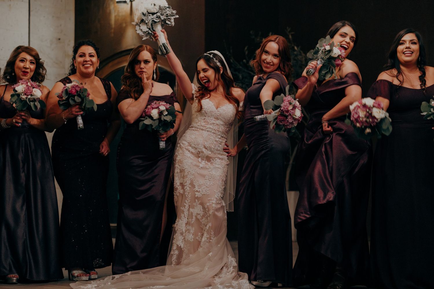 Novia en momento divertido con sus damas durante su boda