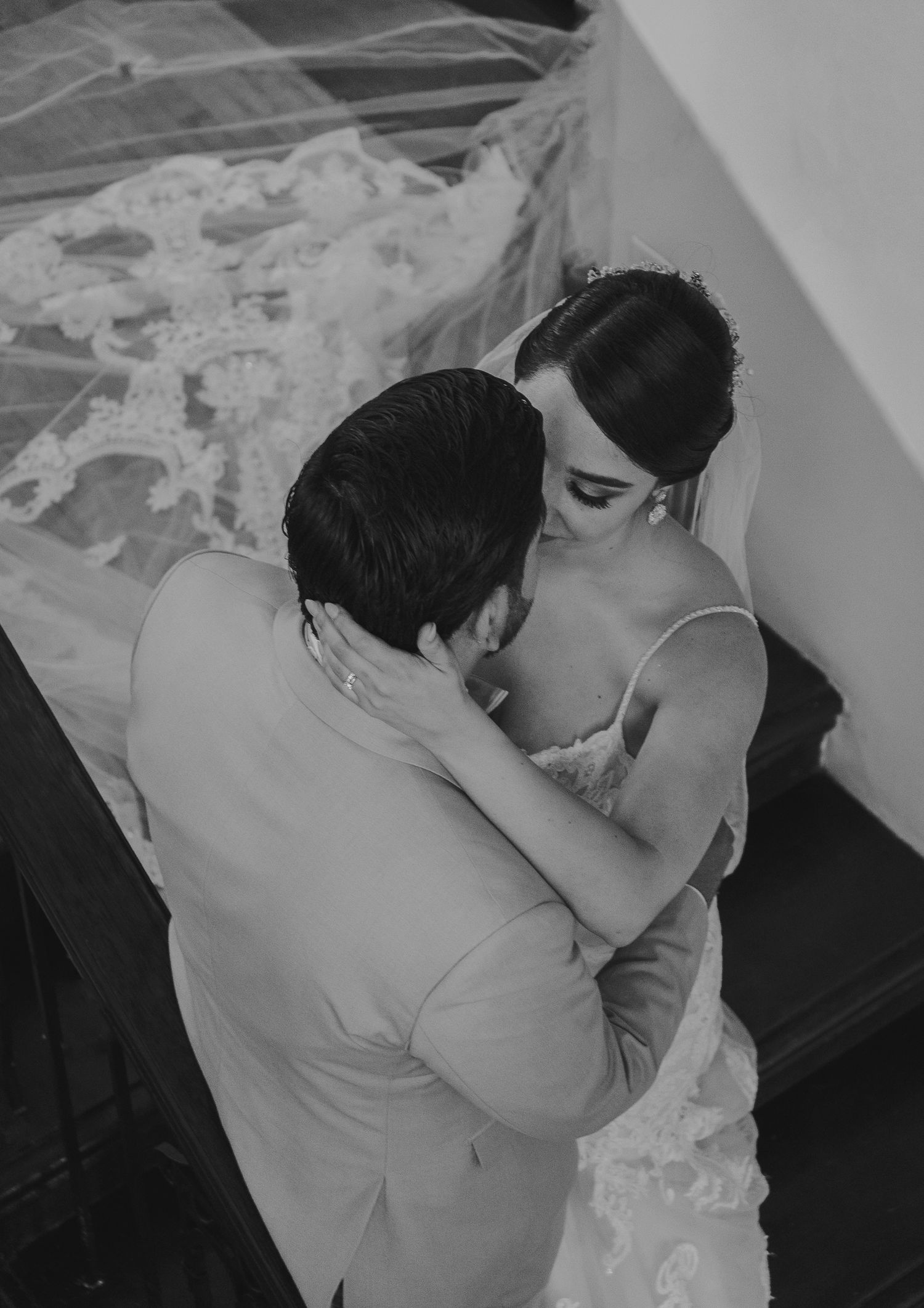 Retrato editorial en blanco y negro de pareja en su boda