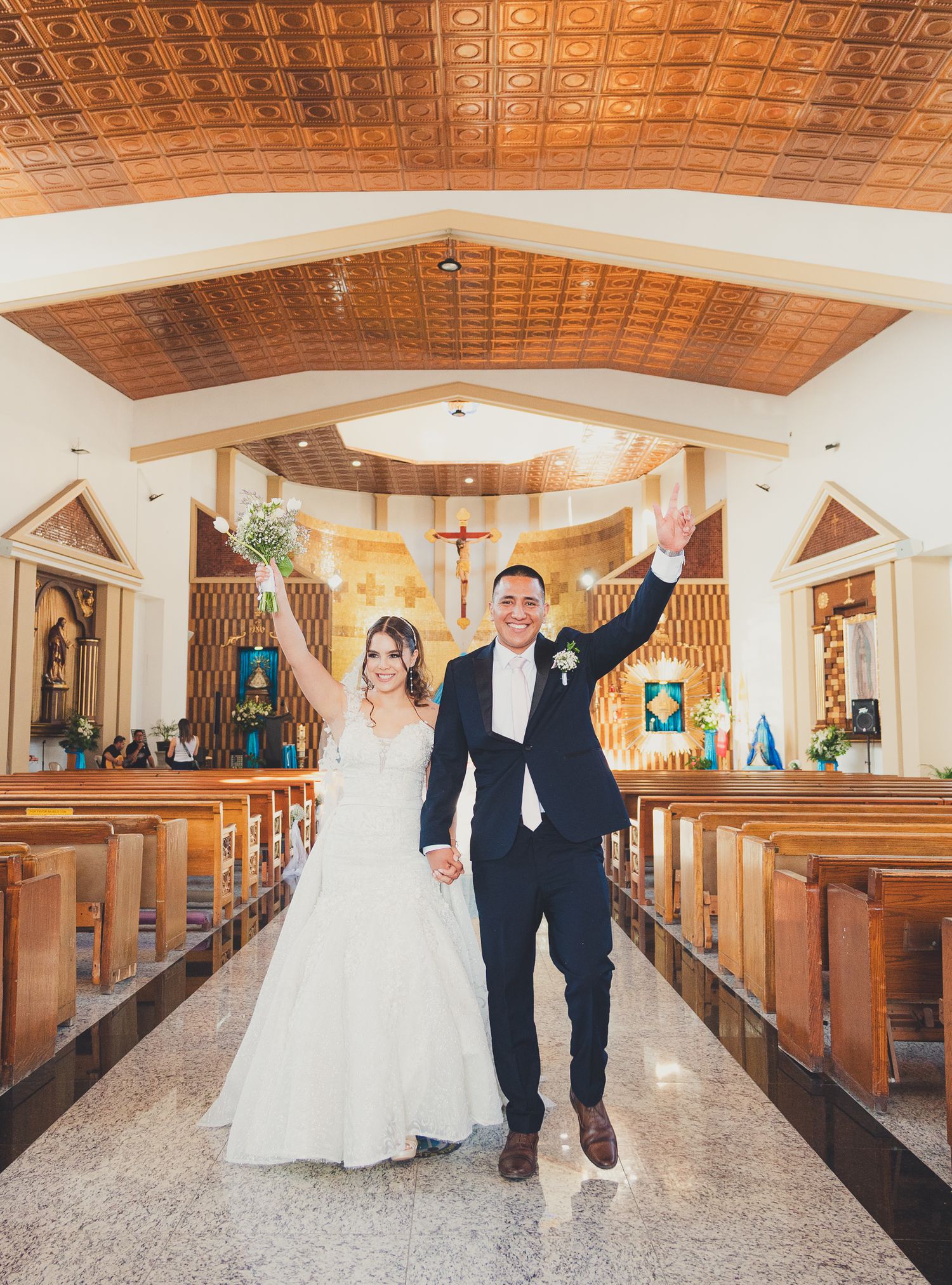 Salida de novios de la iglesia el día de su boda en Tijuana