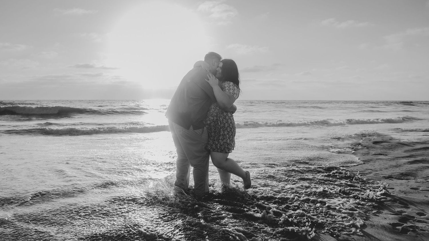 Pareja en sesion save tha date en playas de Tijuana al atardecer