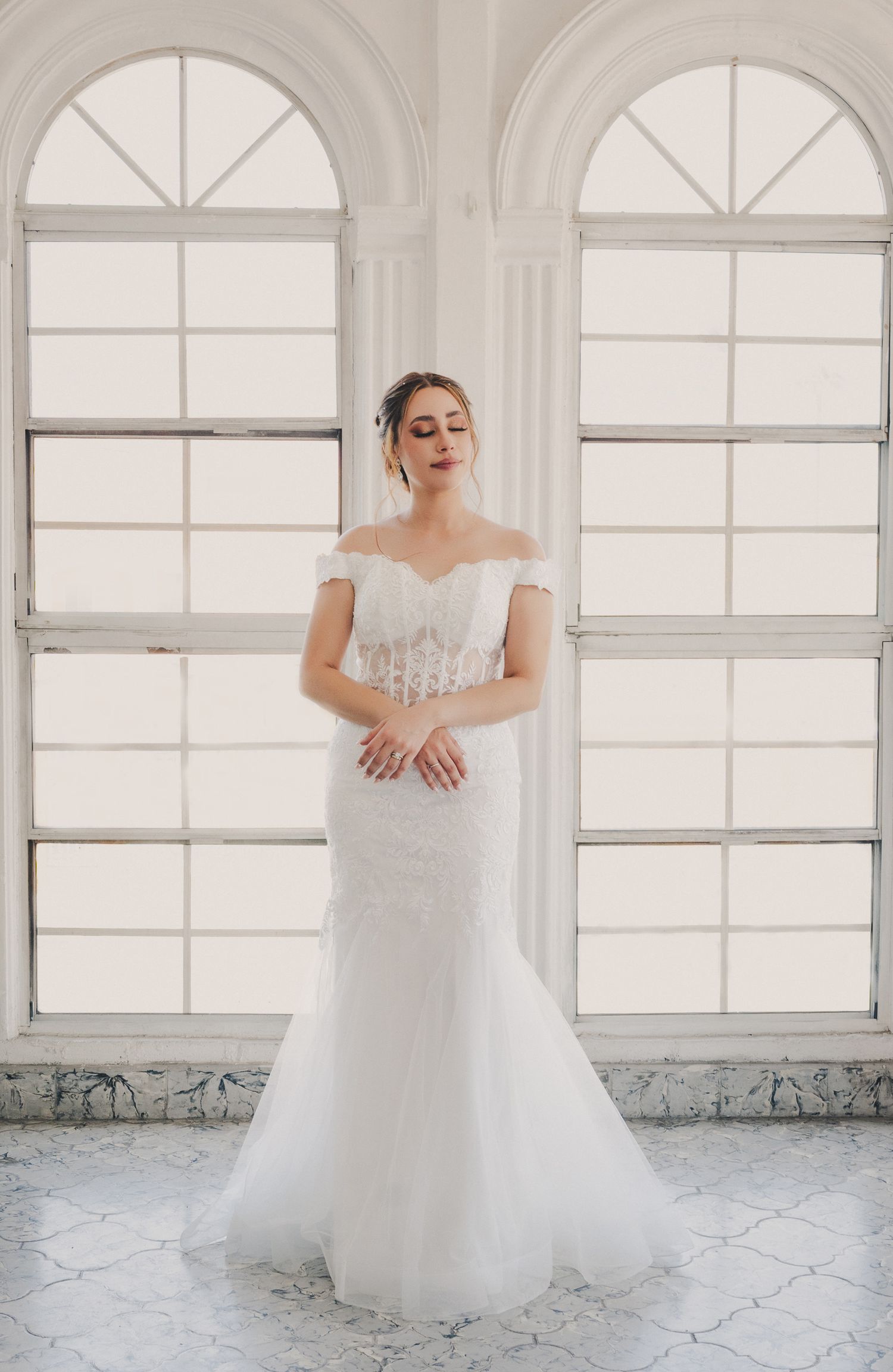 Retrato editorial de novia con luz natural por Finite Estudio