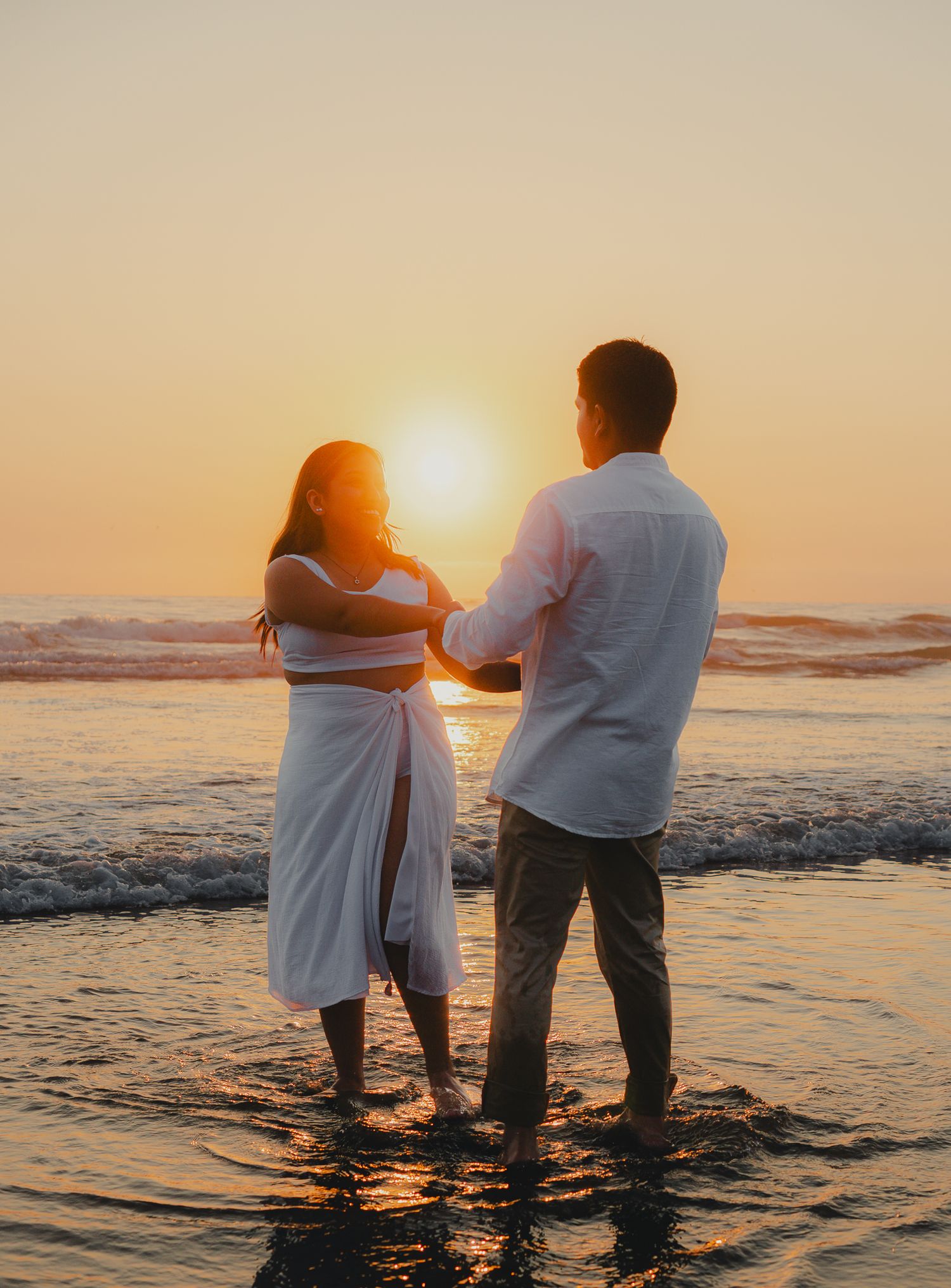 Pareja al atardecer en playas de Tijuana mientras se realiza su sesion save the date