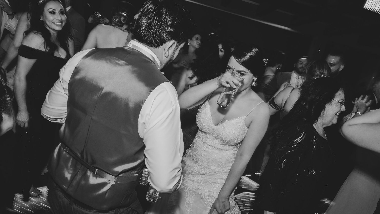 Novios disfrutando la fiesta con amigos estilo documental
