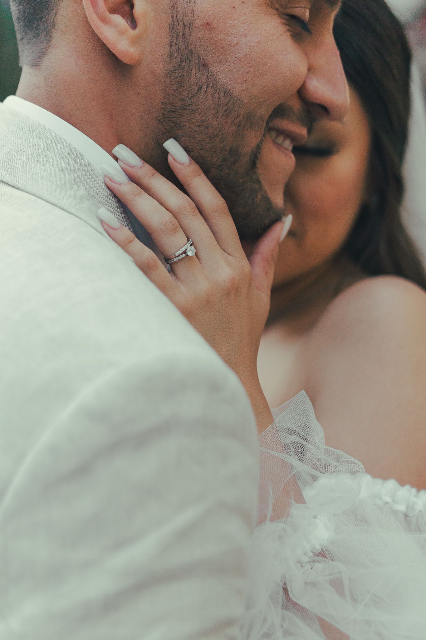 Pareja de novios sonriendo de forma natural durante su boda por Finite Estudio