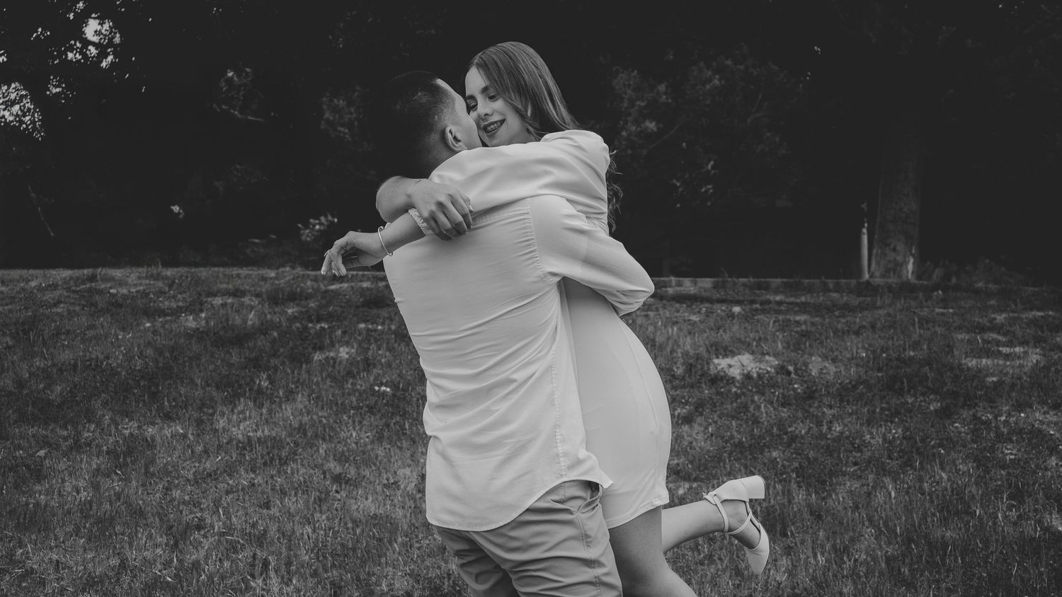 Retrato de pareja en un parque de Tijuana durante su sesion save the date
