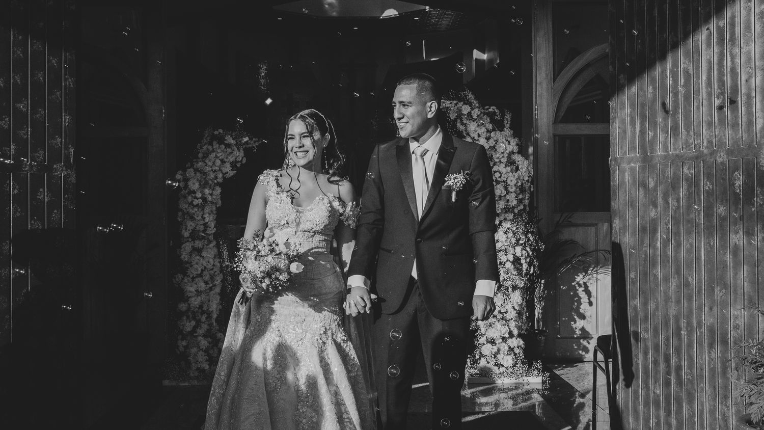 Novios saliendo de la iglesia el día de su boda en Tijuana