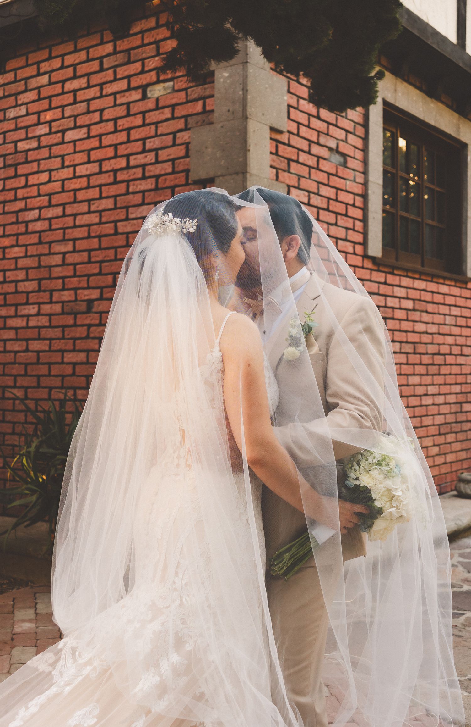 Fotografía documental de novios con iluminación de atardecer.